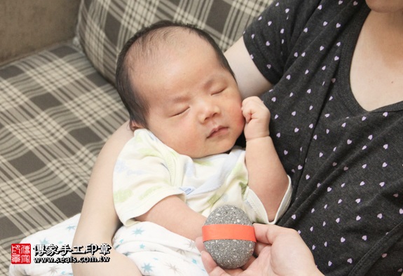 剃胎毛、滿月剃頭、嬰兒剃頭、嬰兒理髮、嬰兒剃髮、嬰兒剃胎毛、嬰兒滿月剃頭、寶寶剃頭、剃胎毛儀式、剃胎毛吉祥話、滿月剃頭儀式、滿月剃頭吉祥話、寶寶剃胎毛、寶寶滿月剃頭理髮、 新北中和區剃胎毛、新北中和區滿月剃頭、 新北中和區嬰兒剃頭剃胎毛、新北中和區嬰兒理髮、新北中和區嬰兒剃髮、徐寶寶(新北中和區到府嬰兒寶寶滿月剃頭理髮、免費到府嬰兒剃胎毛儀式吉祥話)。到府剃頭剃胎毛主持、專業拍照、DVD光碟、證書。★購買「臍帶章、肚臍章、胎毛筆刷印章」贈送：剃頭、收涎、抓周，三選一。2016.05.02  照片5