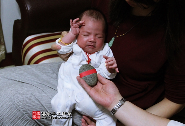 剃胎毛、滿月剃頭、嬰兒剃頭、嬰兒理髮、嬰兒剃髮、嬰兒剃胎毛、嬰兒滿月剃頭、寶寶剃頭、剃胎毛儀式、剃胎毛吉祥話、滿月剃頭儀式、滿月剃頭吉祥話、寶寶剃胎毛、寶寶滿月剃頭理髮、 新北新莊區剃胎毛、新北新莊區滿月剃頭、 新北新莊區嬰兒剃頭剃胎毛、新北新莊區嬰兒理髮、新北新莊區嬰兒剃髮、謝寶寶(新北新莊區到府嬰兒寶寶滿月剃頭理髮、免費到府嬰兒剃胎毛儀式吉祥話)。到府剃頭剃胎毛主持、專業拍照、DVD光碟、證書。★購買「臍帶章、肚臍章、胎毛筆刷印章」贈送：剃頭、收涎、抓周，三選一。2016.04.10  照片5