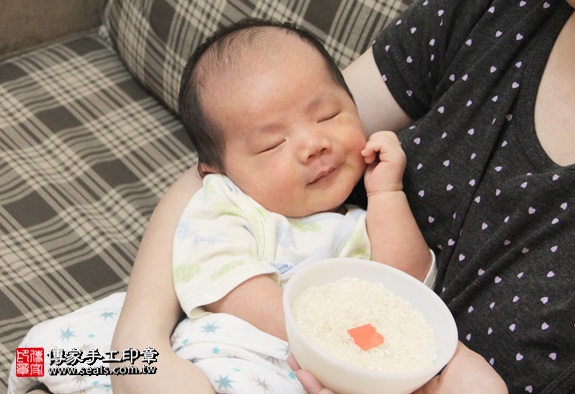 剃胎毛、滿月剃頭、嬰兒剃頭、嬰兒理髮、嬰兒剃髮、嬰兒剃胎毛、嬰兒滿月剃頭、寶寶剃頭、剃胎毛儀式、剃胎毛吉祥話、滿月剃頭儀式、滿月剃頭吉祥話、寶寶剃胎毛、寶寶滿月剃頭理髮、 新北中和區剃胎毛、新北中和區滿月剃頭、 新北中和區嬰兒剃頭剃胎毛、新北中和區嬰兒理髮、新北中和區嬰兒剃髮、徐寶寶(新北中和區到府嬰兒寶寶滿月剃頭理髮、免費到府嬰兒剃胎毛儀式吉祥話)。到府剃頭剃胎毛主持、專業拍照、DVD光碟、證書。★購買「臍帶章、肚臍章、胎毛筆刷印章」贈送：剃頭、收涎、抓周，三選一。2016.05.02  照片6