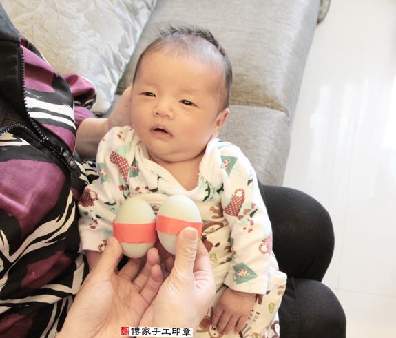 郭寶寶(台北北投區到府嬰兒寶寶滿月剃頭理髮、免費到府嬰兒剃胎毛儀式吉祥話)。到府剃頭剃胎毛主持、專業拍照、DVD光碟、證書。★購買「臍帶章、肚臍章、胎毛筆刷印章」贈送：剃頭、收涎、抓周，三選一。2015.12.05 照片4