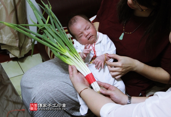 剃胎毛、滿月剃頭、嬰兒剃頭、嬰兒理髮、嬰兒剃髮、嬰兒剃胎毛、嬰兒滿月剃頭、寶寶剃頭、剃胎毛儀式、剃胎毛吉祥話、滿月剃頭儀式、滿月剃頭吉祥話、寶寶剃胎毛、寶寶滿月剃頭理髮、 新北新莊區剃胎毛、新北新莊區滿月剃頭、 新北新莊區嬰兒剃頭剃胎毛、新北新莊區嬰兒理髮、新北新莊區嬰兒剃髮、謝寶寶(新北新莊區到府嬰兒寶寶滿月剃頭理髮、免費到府嬰兒剃胎毛儀式吉祥話)。到府剃頭剃胎毛主持、專業拍照、DVD光碟、證書。★購買「臍帶章、肚臍章、胎毛筆刷印章」贈送：剃頭、收涎、抓周，三選一。2016.04.10  照片12