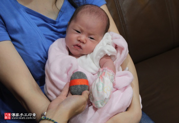 剃胎毛、滿月剃頭、嬰兒剃頭、嬰兒理髮、嬰兒剃髮、嬰兒剃胎毛、嬰兒滿月剃頭、寶寶剃頭、剃胎毛儀式、剃胎毛吉祥話、滿月剃頭儀式、滿月剃頭吉祥話、寶寶剃胎毛、寶寶滿月剃頭理髮、 新北中和剃胎毛、新北中和滿月剃頭、 新北中和嬰兒剃頭剃胎毛、新北中和嬰兒理髮、新北中和嬰兒剃髮、巫寶寶(新北中和到府嬰兒寶寶滿月剃頭理髮、免費到府嬰兒剃胎毛儀式吉祥話)。到府剃頭剃胎毛主持、專業拍照、DVD光碟、證書。★購買「臍帶章、肚臍章、胎毛筆刷印章」贈送：剃頭、收涎、抓周，三選一。2016.05.27  照片5