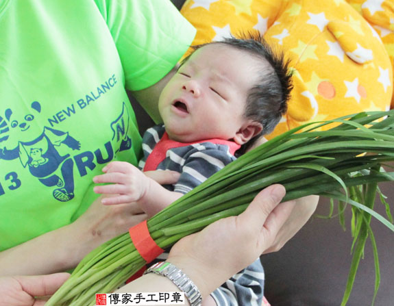 林寶寶(新北五股區到府嬰兒寶寶滿月剃頭理髮、免費到府嬰兒剃胎毛儀式吉祥話)。到府剃頭剃胎毛主持、專業拍照、DVD光碟、證書。★購買「臍帶章、肚臍章、胎毛筆刷印章」贈送：剃頭、收涎、抓周，三選一。2015.06.02 照片12