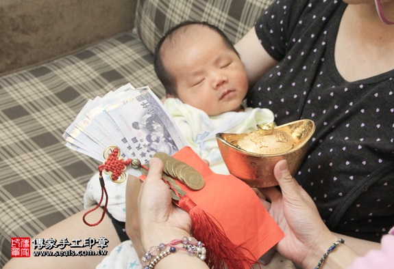 剃胎毛、滿月剃頭、嬰兒剃頭、嬰兒理髮、嬰兒剃髮、嬰兒剃胎毛、嬰兒滿月剃頭、寶寶剃頭、剃胎毛儀式、剃胎毛吉祥話、滿月剃頭儀式、滿月剃頭吉祥話、寶寶剃胎毛、寶寶滿月剃頭理髮、 新北中和區剃胎毛、新北中和區滿月剃頭、 新北中和區嬰兒剃頭剃胎毛、新北中和區嬰兒理髮、新北中和區嬰兒剃髮、徐寶寶(新北中和區到府嬰兒寶寶滿月剃頭理髮、免費到府嬰兒剃胎毛儀式吉祥話)。到府剃頭剃胎毛主持、專業拍照、DVD光碟、證書。★購買「臍帶章、肚臍章、胎毛筆刷印章」贈送：剃頭、收涎、抓周，三選一。2016.05.02  照片15