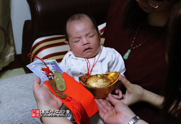 剃胎毛、滿月剃頭、嬰兒剃頭、嬰兒理髮、嬰兒剃髮、嬰兒剃胎毛、嬰兒滿月剃頭、寶寶剃頭、剃胎毛儀式、剃胎毛吉祥話、滿月剃頭儀式、滿月剃頭吉祥話、寶寶剃胎毛、寶寶滿月剃頭理髮、 新北新莊區剃胎毛、新北新莊區滿月剃頭、 新北新莊區嬰兒剃頭剃胎毛、新北新莊區嬰兒理髮、新北新莊區嬰兒剃髮、謝寶寶(新北新莊區到府嬰兒寶寶滿月剃頭理髮、免費到府嬰兒剃胎毛儀式吉祥話)。到府剃頭剃胎毛主持、專業拍照、DVD光碟、證書。★購買「臍帶章、肚臍章、胎毛筆刷印章」贈送：剃頭、收涎、抓周，三選一。2016.04.10  照片15