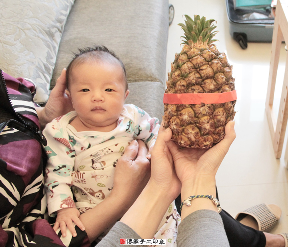 郭寶寶(台北北投區到府嬰兒寶寶滿月剃頭理髮、免費到府嬰兒剃胎毛儀式吉祥話)。到府剃頭剃胎毛主持、專業拍照、DVD光碟、證書。★購買「臍帶章、肚臍章、胎毛筆刷印章」贈送：剃頭、收涎、抓周，三選一。2015.12.05 照片14