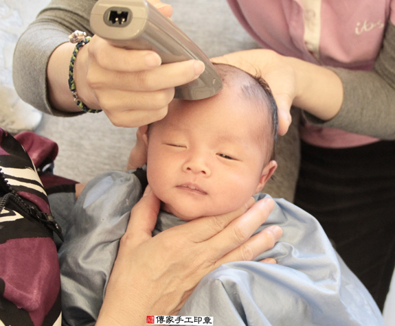 郭寶寶(台北北投區到府嬰兒寶寶滿月剃頭理髮、免費到府嬰兒剃胎毛儀式吉祥話)。到府剃頭剃胎毛主持、專業拍照、DVD光碟、證書。★購買「臍帶章、肚臍章、胎毛筆刷印章」贈送：剃頭、收涎、抓周，三選一。2015.12.05 照片16
