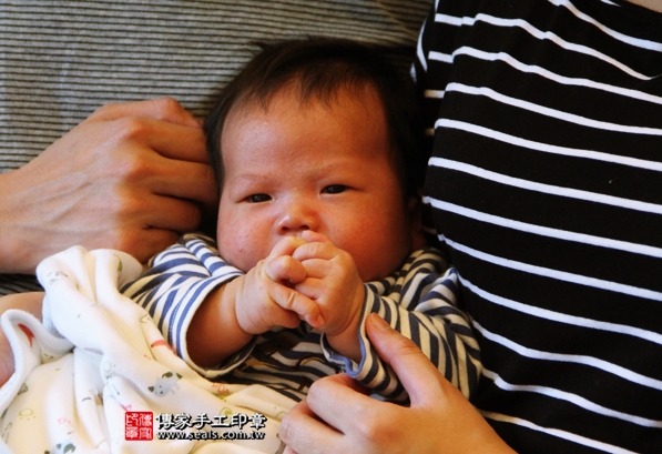 剃胎毛、滿月剃頭、嬰兒剃頭、嬰兒理髮、嬰兒剃髮、嬰兒剃胎毛、嬰兒滿月剃頭、寶寶剃頭、剃胎毛儀式、剃胎毛吉祥話、滿月剃頭儀式、滿月剃頭吉祥話、寶寶剃胎毛、寶寶滿月剃頭理髮、 新北五股區剃胎毛、新北五股區滿月剃頭、 新北五股區嬰兒剃頭剃胎毛、新北五股區嬰兒理髮、新北五股區嬰兒剃髮、曾寶寶(新北五股區到府嬰兒寶寶滿月剃頭理髮、免費到府嬰兒剃胎毛儀式吉祥話)。到府剃頭剃胎毛主持、專業拍照、DVD光碟、證書。★購買「臍帶章、肚臍章、胎毛筆刷印章」贈送：剃頭、收涎、抓周，三選一。2016.04.11  照片3