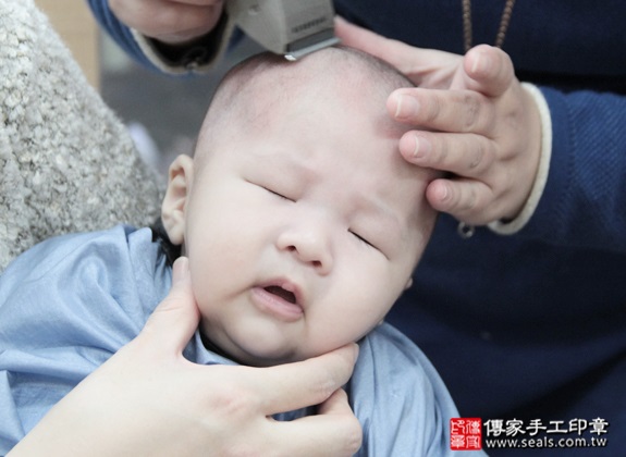 剃胎毛、滿月剃頭、嬰兒剃頭、嬰兒理髮、嬰兒剃髮、嬰兒剃胎毛、嬰兒滿月剃頭、寶寶剃頭、剃胎毛儀式、剃胎毛吉祥話、滿月剃頭儀式、滿月剃頭吉祥話、寶寶剃胎毛、寶寶滿月剃頭理髮、新北永和區剃胎毛、新北永和區滿月剃頭、新北永和區嬰兒剃頭剃胎毛、新北永和區嬰兒理髮、新北永和區嬰兒剃髮、李寶寶(新北永和區嬰兒寶寶滿月剃頭理髮、免費嬰兒剃胎毛儀式吉祥話)。中國風會場，爸媽寶貝免費穿「日中韓」古裝禮服。專業拍照、DVD光碟、證書。★購買「臍帶章、肚臍章、胎毛筆刷印章」贈送：剃頭、收涎、抓周，三選一。2015.12.26 照片16
