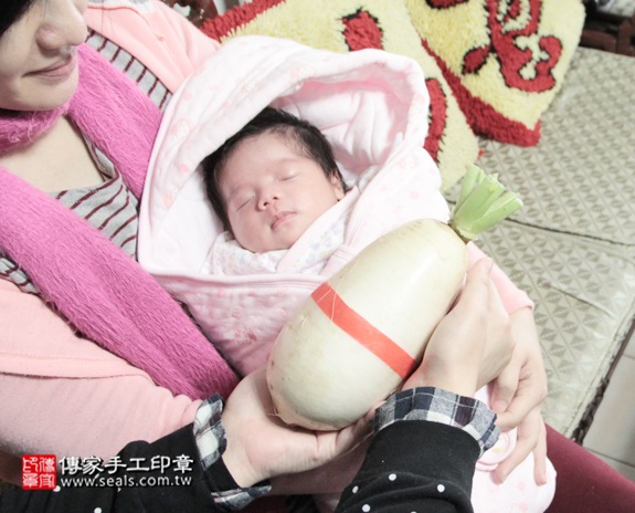 剃胎毛、滿月剃頭、嬰兒剃頭、嬰兒理髮、嬰兒剃髮、嬰兒剃胎毛、嬰兒滿月剃頭、寶寶剃頭、剃胎毛儀式、剃胎毛吉祥話、滿月剃頭儀式、滿月剃頭吉祥話、寶寶剃胎毛、寶寶滿月剃頭理髮、 新北新莊區剃胎毛、新北新莊區滿月剃頭、 新北新莊區嬰兒剃頭剃胎毛、新北新莊區嬰兒理髮、新北新莊區嬰兒剃髮、林寶寶(新北新莊區到府嬰兒寶寶滿月剃頭理髮、免費到府嬰兒剃胎毛儀式吉祥話)。到府剃頭剃胎毛主持、專業拍照、DVD光碟、證書。★購買「臍帶章、肚臍章、胎毛筆刷印章」贈送：剃頭、收涎、抓周，三選一。2016.01.16 照片12