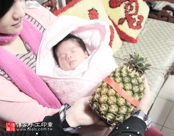 剃胎毛、滿月剃頭、嬰兒剃頭、嬰兒理髮、嬰兒剃髮、嬰兒剃胎毛、嬰兒滿月剃頭、寶寶剃頭、剃胎毛儀式、剃胎毛吉祥話、滿月剃頭儀式、滿月剃頭吉祥話、寶寶剃胎毛、寶寶滿月剃頭理髮、 新北新莊區剃胎毛、新北新莊區滿月剃頭、 新北新莊區嬰兒剃頭剃胎毛、新北新莊區嬰兒理髮、新北新莊區嬰兒剃髮、林寶寶(新北新莊區到府嬰兒寶寶滿月剃頭理髮、免費到府嬰兒剃胎毛儀式吉祥話)。到府剃頭剃胎毛主持、專業拍照、DVD光碟、證書。★購買「臍帶章、肚臍章、胎毛筆刷印章」贈送：剃頭、收涎、抓周，三選一。2016.01.16 照片13