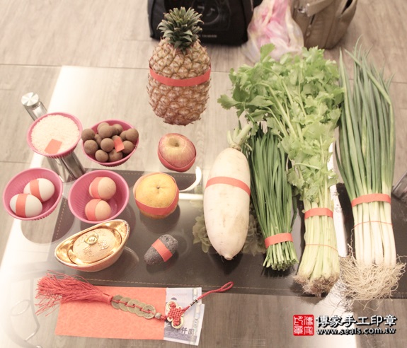 剃胎毛、滿月剃頭、嬰兒剃頭、嬰兒理髮、嬰兒剃髮、嬰兒剃胎毛、嬰兒滿月剃頭、寶寶剃頭、剃胎毛儀式、剃胎毛吉祥話、滿月剃頭儀式、滿月剃頭吉祥話、寶寶剃胎毛、寶寶滿月剃頭理髮、 新北板橋區剃胎毛、新北板橋區滿月剃頭、 新北板橋區嬰兒剃頭剃胎毛、新北板橋區嬰兒理髮、新北板橋區嬰兒剃髮、許寶寶(新北板橋區到府嬰兒寶寶滿月剃頭理髮、免費到府嬰兒剃胎毛儀式吉祥話)。到府剃頭剃胎毛主持、專業拍照、DVD光碟、證書。★購買「臍帶章、肚臍章、胎毛筆刷印章」贈送：剃頭、收涎、抓周，三選一。2015.12.27 照片1