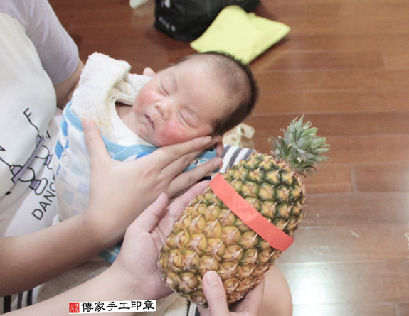 莊寶寶(桃園大園區到府嬰兒寶寶滿月剃頭理髮、免費到府嬰兒剃胎毛儀式吉祥話)。到府剃頭剃胎毛主持、專業拍照、DVD光碟、證書。★購買「臍帶章、肚臍章、胎毛筆刷印章」贈送：剃頭、收涎、抓周，三選一。2015.11.12 照片13