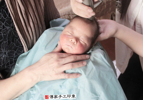 莊寶寶(桃園大園區到府嬰兒寶寶滿月剃頭理髮、免費到府嬰兒剃胎毛儀式吉祥話)。到府剃頭剃胎毛主持、專業拍照、DVD光碟、證書。★購買「臍帶章、肚臍章、胎毛筆刷印章」贈送：剃頭、收涎、抓周，三選一。2015.11.12 照片15