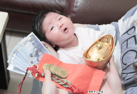 陳寶寶(新北新莊區到府嬰兒寶寶滿月剃頭理髮、免費到府嬰兒剃胎毛儀式吉祥話)。到府剃頭剃胎毛主持、專業拍照、DVD光碟、證書。★購買「臍帶章、肚臍章、胎毛筆刷印章」贈送：剃頭、收涎、抓周，三選一。2015.12.05 照片13