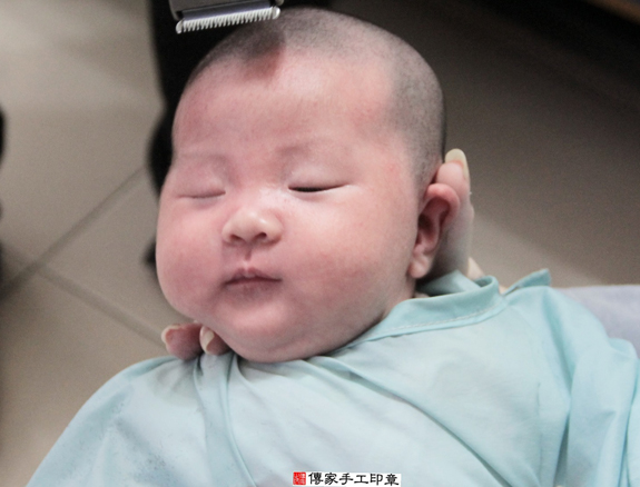 陳寶寶(新北新莊區到府嬰兒寶寶滿月剃頭理髮、免費到府嬰兒剃胎毛儀式吉祥話)。到府剃頭剃胎毛主持、專業拍照、DVD光碟、證書。★購買「臍帶章、肚臍章、胎毛筆刷印章」贈送：剃頭、收涎、抓周，三選一。2015.12.05 照片16