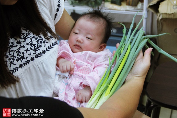 剃胎毛、滿月剃頭、嬰兒剃頭、嬰兒理髮、嬰兒剃髮、嬰兒剃胎毛、嬰兒滿月剃頭、寶寶剃頭、剃胎毛儀式、剃胎毛吉祥話、滿月剃頭儀式、滿月剃頭吉祥話、寶寶剃胎毛、寶寶滿月剃頭理髮、新北永和區剃胎毛、新北永和區滿月剃頭、新北永和區嬰兒剃頭剃胎毛、新北永和區嬰兒理髮、新北永和區嬰兒剃髮、簡寶寶(新北永和區嬰兒寶寶滿月剃頭理髮、免費嬰兒剃胎毛儀式吉祥話)。中國風會場，爸媽寶貝免費穿「日中韓」古裝禮服。專業拍照、DVD光碟、證書。★購買「臍帶章、肚臍章、胎毛筆刷印章」贈送：剃頭、收涎、抓周，三選一。2016.08.31  照片13