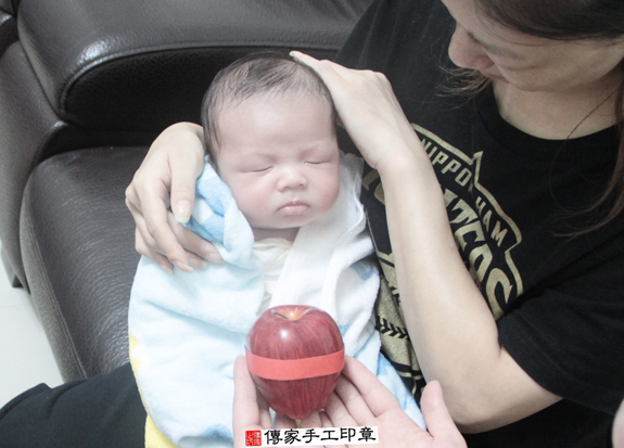 郭寶寶(桃園中壢區到府嬰兒寶寶滿月剃頭理髮、免費到府嬰兒剃胎毛儀式吉祥話)。到府剃頭剃胎毛主持、專業拍照、DVD光碟、證書。★購買「臍帶章、肚臍章、胎毛筆刷印章」贈送：剃頭、收涎、抓周，三選一。2015.11.12 照片8