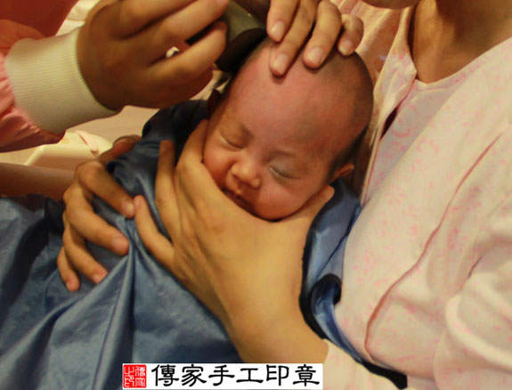 羅寶寶(新北新店區到府嬰兒寶寶滿月剃頭理髮、免費到府嬰兒剃胎毛儀式吉祥話)。到府剃頭剃胎毛主持、專業拍照、DVD光碟、證書。★購買「臍帶章、肚臍章、胎毛筆刷印章」贈送：剃頭、收涎、抓周，三選一。2014.09.27 照片15