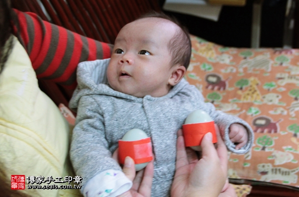 剃胎毛、滿月剃頭、嬰兒剃頭、嬰兒理髮、嬰兒剃髮、嬰兒剃胎毛、嬰兒滿月剃頭、寶寶剃頭、剃胎毛儀式、剃胎毛吉祥話、滿月剃頭儀式、滿月剃頭吉祥話、寶寶剃胎毛、寶寶滿月剃頭理髮、 新北汐止區剃胎毛、新北汐止區滿月剃頭、 新北汐止區嬰兒剃頭剃胎毛、新北汐止區嬰兒理髮、新北汐止區嬰兒剃髮、林寶寶(新北汐止區到府嬰兒寶寶滿月剃頭理髮、免費到府嬰兒剃胎毛儀式吉祥話)。到府剃頭剃胎毛主持、專業拍照、DVD光碟、證書。★購買「臍帶章、肚臍章、胎毛筆刷印章」贈送：剃頭、收涎、抓周，三選一。2016.02.27 照片5