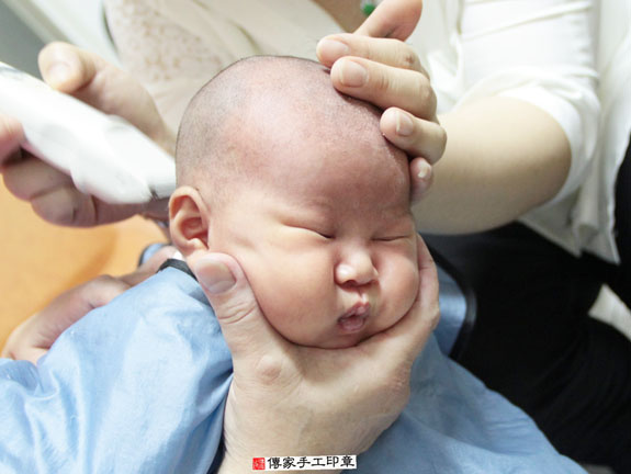 沈寶寶(新北永和區到府嬰兒寶寶滿月剃頭理髮、免費到府嬰兒剃胎毛儀式吉祥話)。到府剃頭剃胎毛主持、專業拍照、DVD光碟、證書。★購買「臍帶章、肚臍章、胎毛筆刷印章」贈送：剃頭、收涎、抓周，三選一。2015.05.16 照片17