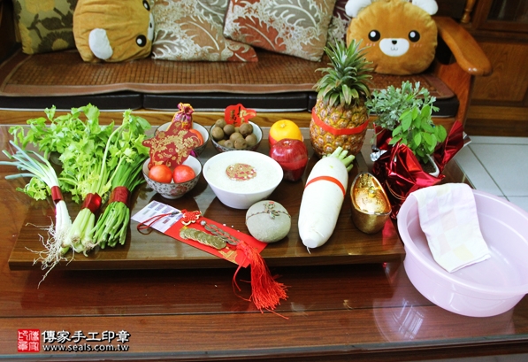 剃胎毛、滿月剃頭、嬰兒剃頭、嬰兒理髮、嬰兒剃髮、嬰兒剃胎毛、嬰兒滿月剃頭、寶寶剃頭、剃胎毛儀式、剃胎毛吉祥話、滿月剃頭儀式、滿月剃頭吉祥話、寶寶剃胎毛、寶寶滿月剃頭理髮、 新北三重區剃胎毛、新北三重區滿月剃頭、 新北三重區嬰兒剃頭剃胎毛、新北三重區嬰兒理髮、新北三重區嬰兒剃髮、盧寶寶(新北三重區到府嬰兒寶寶滿月剃頭理髮、免費到府嬰兒剃胎毛儀式吉祥話)。到府剃頭剃胎毛主持、專業拍照、DVD光碟、證書。★購買「臍帶章、肚臍章、胎毛筆刷印章」贈送：剃頭、收涎、抓周，三選一。2016.05.05  照片1