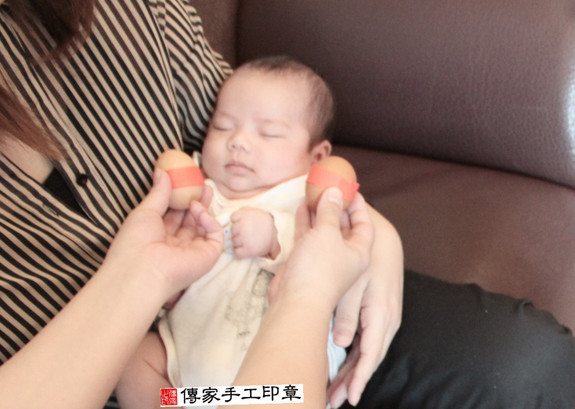 張寶寶(台北大同區到府嬰兒寶寶滿月剃頭理髮、免費到府嬰兒剃胎毛儀式吉祥話)。到府剃頭剃胎毛主持、專業拍照、DVD光碟、證書。★購買「臍帶章、肚臍章、胎毛筆刷印章」贈送：剃頭、收涎、抓周，三選一。2015.11.14 照片3