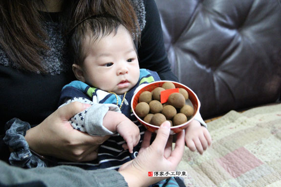 周寶寶(新北市板橋區到府嬰兒寶寶滿月剃頭理髮、免費到府嬰兒剃胎毛儀式吉祥話)。到府剃頭剃胎毛主持、專業拍照、DVD光碟、證書。★購買「臍帶章、肚臍章、胎毛筆刷印章」贈送：剃頭、收涎、抓周，三選一。 2014.01.22 照片7