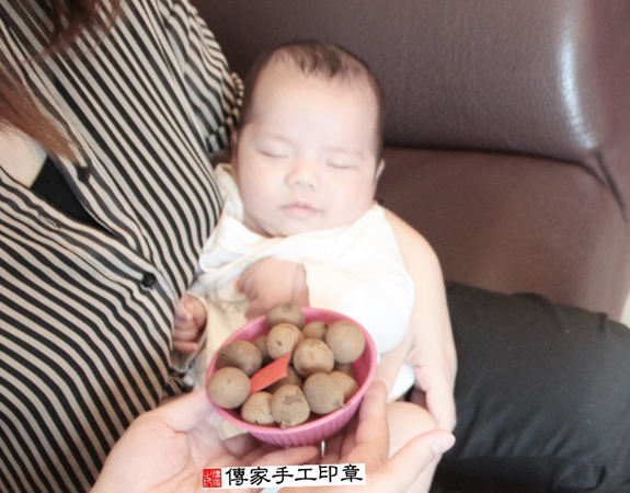 張寶寶(台北大同區到府嬰兒寶寶滿月剃頭理髮、免費到府嬰兒剃胎毛儀式吉祥話)。到府剃頭剃胎毛主持、專業拍照、DVD光碟、證書。★購買「臍帶章、肚臍章、胎毛筆刷印章」贈送：剃頭、收涎、抓周，三選一。2015.11.14 照片7