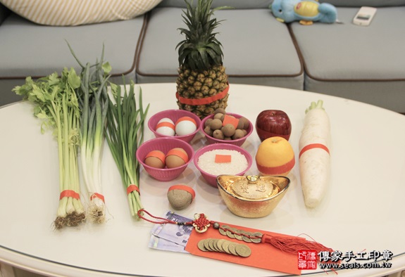 剃胎毛、滿月剃頭、嬰兒剃頭、嬰兒理髮、嬰兒剃髮、嬰兒剃胎毛、嬰兒滿月剃頭、寶寶剃頭、剃胎毛儀式、剃胎毛吉祥話、滿月剃頭儀式、滿月剃頭吉祥話、寶寶剃胎毛、寶寶滿月剃頭理髮、 台北松山剃胎毛、台北松山滿月剃頭、 台北松山嬰兒剃頭剃胎毛、台北松山嬰兒理髮、台北松山嬰兒剃髮、彭寶寶(台北松山到府嬰兒寶寶滿月剃頭理髮、免費到府嬰兒剃胎毛儀式吉祥話)。到府剃頭剃胎毛主持、專業拍照、DVD光碟、證書。★購買「臍帶章、肚臍章、胎毛筆刷印章」贈送：剃頭、收涎、抓周，三選一。2016.05.28  照片1