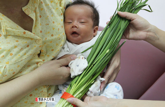 趙寶寶（桃園市八德區到府嬰兒寶寶滿月剃頭理髮、免費到府嬰兒剃胎毛儀式吉祥話)。到府剃頭剃胎毛主持、專業拍照、DVD光碟、證書。★購買「臍帶章、肚臍章、胎毛筆刷印章」贈送：剃頭、收涎、抓周，三選一。2013.08.30 照片6