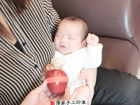 張寶寶(台北大同區到府嬰兒寶寶滿月剃頭理髮、免費到府嬰兒剃胎毛儀式吉祥話)。到府剃頭剃胎毛主持、專業拍照、DVD光碟、證書。★購買「臍帶章、肚臍章、胎毛筆刷印章」贈送：剃頭、收涎、抓周，三選一。2015.11.14 照片9