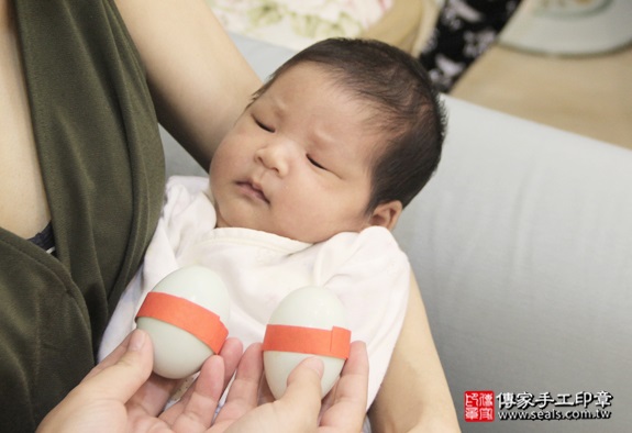 剃胎毛、滿月剃頭、嬰兒剃頭、嬰兒理髮、嬰兒剃髮、嬰兒剃胎毛、嬰兒滿月剃頭、寶寶剃頭、剃胎毛儀式、剃胎毛吉祥話、滿月剃頭儀式、滿月剃頭吉祥話、寶寶剃胎毛、寶寶滿月剃頭理髮、 台北松山剃胎毛、台北松山滿月剃頭、 台北松山嬰兒剃頭剃胎毛、台北松山嬰兒理髮、台北松山嬰兒剃髮、彭寶寶(台北松山到府嬰兒寶寶滿月剃頭理髮、免費到府嬰兒剃胎毛儀式吉祥話)。到府剃頭剃胎毛主持、專業拍照、DVD光碟、證書。★購買「臍帶章、肚臍章、胎毛筆刷印章」贈送：剃頭、收涎、抓周，三選一。2016.05.28  照片4