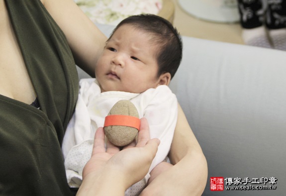 剃胎毛、滿月剃頭、嬰兒剃頭、嬰兒理髮、嬰兒剃髮、嬰兒剃胎毛、嬰兒滿月剃頭、寶寶剃頭、剃胎毛儀式、剃胎毛吉祥話、滿月剃頭儀式、滿月剃頭吉祥話、寶寶剃胎毛、寶寶滿月剃頭理髮、 台北松山剃胎毛、台北松山滿月剃頭、 台北松山嬰兒剃頭剃胎毛、台北松山嬰兒理髮、台北松山嬰兒剃髮、彭寶寶(台北松山到府嬰兒寶寶滿月剃頭理髮、免費到府嬰兒剃胎毛儀式吉祥話)。到府剃頭剃胎毛主持、專業拍照、DVD光碟、證書。★購買「臍帶章、肚臍章、胎毛筆刷印章」贈送：剃頭、收涎、抓周，三選一。2016.05.28  照片5