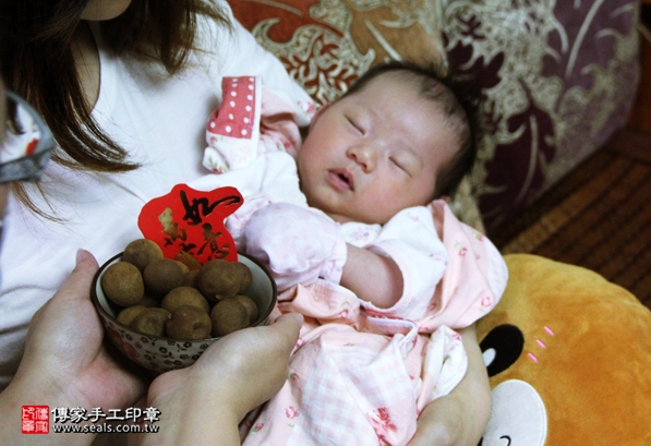 剃胎毛、滿月剃頭、嬰兒剃頭、嬰兒理髮、嬰兒剃髮、嬰兒剃胎毛、嬰兒滿月剃頭、寶寶剃頭、剃胎毛儀式、剃胎毛吉祥話、滿月剃頭儀式、滿月剃頭吉祥話、寶寶剃胎毛、寶寶滿月剃頭理髮、 新北三重區剃胎毛、新北三重區滿月剃頭、 新北三重區嬰兒剃頭剃胎毛、新北三重區嬰兒理髮、新北三重區嬰兒剃髮、盧寶寶(新北三重區到府嬰兒寶寶滿月剃頭理髮、免費到府嬰兒剃胎毛儀式吉祥話)。到府剃頭剃胎毛主持、專業拍照、DVD光碟、證書。★購買「臍帶章、肚臍章、胎毛筆刷印章」贈送：剃頭、收涎、抓周，三選一。2016.05.05  照片7