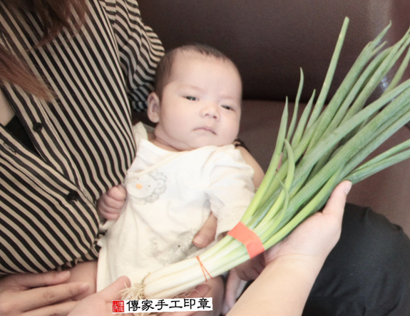 張寶寶(台北大同區到府嬰兒寶寶滿月剃頭理髮、免費到府嬰兒剃胎毛儀式吉祥話)。到府剃頭剃胎毛主持、專業拍照、DVD光碟、證書。★購買「臍帶章、肚臍章、胎毛筆刷印章」贈送：剃頭、收涎、抓周，三選一。2015.11.14 照片12