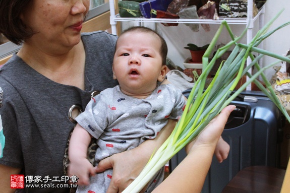 剃胎毛、滿月剃頭、嬰兒剃頭、嬰兒理髮、嬰兒剃髮、嬰兒剃胎毛、嬰兒滿月剃頭、寶寶剃頭、剃胎毛儀式、剃胎毛吉祥話、滿月剃頭儀式、滿月剃頭吉祥話、寶寶剃胎毛、寶寶滿月剃頭理髮、新北永和區剃胎毛、新北永和區滿月剃頭、新北永和區嬰兒剃頭剃胎毛、新北永和區嬰兒理髮、新北永和區嬰兒剃髮、孫寶寶(新北永和區嬰兒寶寶滿月剃頭理髮、免費嬰兒剃胎毛儀式吉祥話)。中國風會場，爸媽寶貝免費穿「日中韓」古裝禮服。專業拍照、DVD光碟、證書。★購買「臍帶章、肚臍章、胎毛筆刷印章」贈送：剃頭、收涎、抓周，三選一。2016.08.31  照片12