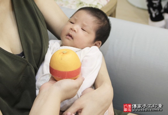 剃胎毛、滿月剃頭、嬰兒剃頭、嬰兒理髮、嬰兒剃髮、嬰兒剃胎毛、嬰兒滿月剃頭、寶寶剃頭、剃胎毛儀式、剃胎毛吉祥話、滿月剃頭儀式、滿月剃頭吉祥話、寶寶剃胎毛、寶寶滿月剃頭理髮、 台北松山剃胎毛、台北松山滿月剃頭、 台北松山嬰兒剃頭剃胎毛、台北松山嬰兒理髮、台北松山嬰兒剃髮、彭寶寶(台北松山到府嬰兒寶寶滿月剃頭理髮、免費到府嬰兒剃胎毛儀式吉祥話)。到府剃頭剃胎毛主持、專業拍照、DVD光碟、證書。★購買「臍帶章、肚臍章、胎毛筆刷印章」贈送：剃頭、收涎、抓周，三選一。2016.05.28  照片8