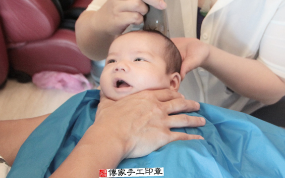 張寶寶(台北大同區到府嬰兒寶寶滿月剃頭理髮、免費到府嬰兒剃胎毛儀式吉祥話)。到府剃頭剃胎毛主持、專業拍照、DVD光碟、證書。★購買「臍帶章、肚臍章、胎毛筆刷印章」贈送：剃頭、收涎、抓周，三選一。2015.11.14 照片16