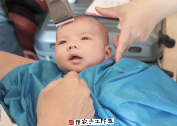 張寶寶(台北大同區到府嬰兒寶寶滿月剃頭理髮、免費到府嬰兒剃胎毛儀式吉祥話)。到府剃頭剃胎毛主持、專業拍照、DVD光碟、證書。★購買「臍帶章、肚臍章、胎毛筆刷印章」贈送：剃頭、收涎、抓周，三選一。2015.11.14 照片18