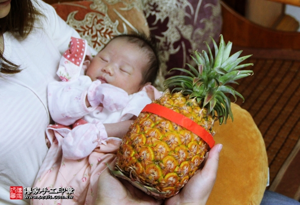 剃胎毛、滿月剃頭、嬰兒剃頭、嬰兒理髮、嬰兒剃髮、嬰兒剃胎毛、嬰兒滿月剃頭、寶寶剃頭、剃胎毛儀式、剃胎毛吉祥話、滿月剃頭儀式、滿月剃頭吉祥話、寶寶剃胎毛、寶寶滿月剃頭理髮、 新北三重區剃胎毛、新北三重區滿月剃頭、 新北三重區嬰兒剃頭剃胎毛、新北三重區嬰兒理髮、新北三重區嬰兒剃髮、盧寶寶(新北三重區到府嬰兒寶寶滿月剃頭理髮、免費到府嬰兒剃胎毛儀式吉祥話)。到府剃頭剃胎毛主持、專業拍照、DVD光碟、證書。★購買「臍帶章、肚臍章、胎毛筆刷印章」贈送：剃頭、收涎、抓周，三選一。2016.05.05  照片14