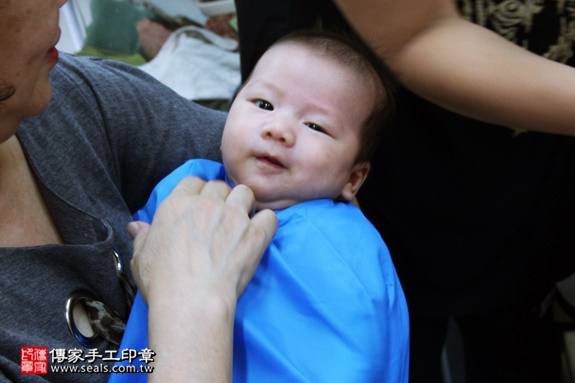 剃胎毛、滿月剃頭、嬰兒剃頭、嬰兒理髮、嬰兒剃髮、嬰兒剃胎毛、嬰兒滿月剃頭、寶寶剃頭、剃胎毛儀式、剃胎毛吉祥話、滿月剃頭儀式、滿月剃頭吉祥話、寶寶剃胎毛、寶寶滿月剃頭理髮、新北永和區剃胎毛、新北永和區滿月剃頭、新北永和區嬰兒剃頭剃胎毛、新北永和區嬰兒理髮、新北永和區嬰兒剃髮、孫寶寶(新北永和區嬰兒寶寶滿月剃頭理髮、免費嬰兒剃胎毛儀式吉祥話)。中國風會場，爸媽寶貝免費穿「日中韓」古裝禮服。專業拍照、DVD光碟、證書。★購買「臍帶章、肚臍章、胎毛筆刷印章」贈送：剃頭、收涎、抓周，三選一。2016.08.31  照片16