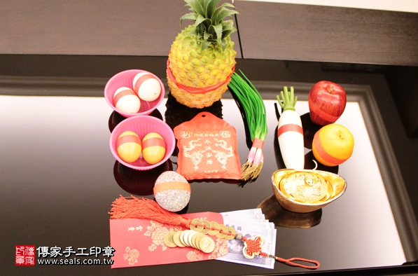 剃胎毛、滿月剃頭、嬰兒剃頭、嬰兒理髮、嬰兒剃髮、嬰兒剃胎毛、嬰兒滿月剃頭、寶寶剃頭、剃胎毛儀式、剃胎毛吉祥話、滿月剃頭儀式、滿月剃頭吉祥話、寶寶剃胎毛、寶寶滿月剃頭理髮、 台北松山區剃胎毛、台北松山區滿月剃頭、 台北松山區嬰兒剃頭剃胎毛、台北松山區嬰兒理髮、台北松山區嬰兒剃髮、曾寶寶(台北松山區到府嬰兒寶寶滿月剃頭理髮、免費到府嬰兒剃胎毛儀式吉祥話)。到府剃頭剃胎毛主持、專業拍照、DVD光碟、證書。★購買「臍帶章、肚臍章、胎毛筆刷印章」贈送：剃頭、收涎、抓周，三選一。2016.02.27 照片1