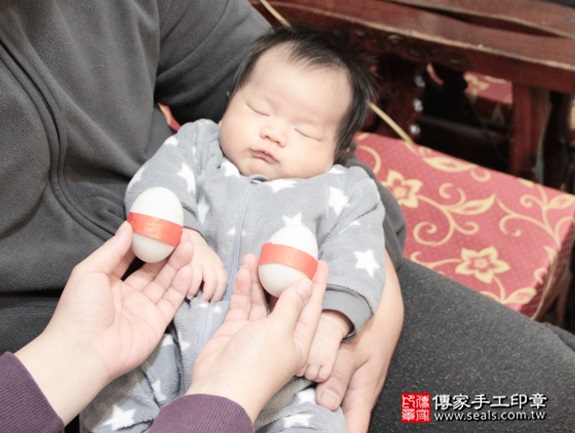 剃胎毛、滿月剃頭、嬰兒剃頭、嬰兒理髮、嬰兒剃髮、嬰兒剃胎毛、嬰兒滿月剃頭、寶寶剃頭、剃胎毛儀式、剃胎毛吉祥話、滿月剃頭儀式、滿月剃頭吉祥話、寶寶剃胎毛、寶寶滿月剃頭理髮、 新北新店區剃胎毛、新北新店區滿月剃頭、 新北新店區嬰兒剃頭剃胎毛、新北新店區嬰兒理髮、新北新店區嬰兒剃髮、謝寶寶(新北新店區到府嬰兒寶寶滿月剃頭理髮、免費到府嬰兒剃胎毛儀式吉祥話)。到府剃頭剃胎毛主持、專業拍照、DVD光碟、證書。★購買「臍帶章、肚臍章、胎毛筆刷印章」贈送：剃頭、收涎、抓周，三選一。2015.12.28 照片4