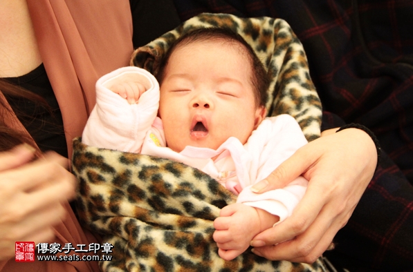 剃胎毛、滿月剃頭、嬰兒剃頭、嬰兒理髮、嬰兒剃髮、嬰兒剃胎毛、嬰兒滿月剃頭、寶寶剃頭、剃胎毛儀式、剃胎毛吉祥話、滿月剃頭儀式、滿月剃頭吉祥話、寶寶剃胎毛、寶寶滿月剃頭理髮、 台北松山區剃胎毛、台北松山區滿月剃頭、 台北松山區嬰兒剃頭剃胎毛、台北松山區嬰兒理髮、台北松山區嬰兒剃髮、曾寶寶(台北松山區到府嬰兒寶寶滿月剃頭理髮、免費到府嬰兒剃胎毛儀式吉祥話)。到府剃頭剃胎毛主持、專業拍照、DVD光碟、證書。★購買「臍帶章、肚臍章、胎毛筆刷印章」贈送：剃頭、收涎、抓周，三選一。2016.02.27 照片2