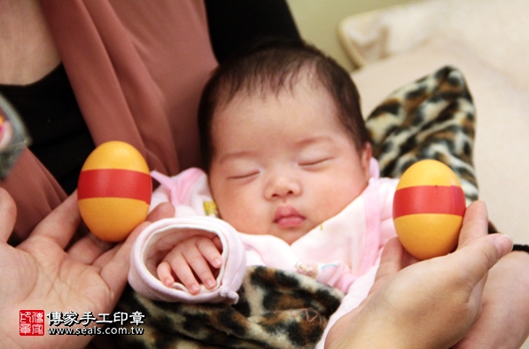 剃胎毛、滿月剃頭、嬰兒剃頭、嬰兒理髮、嬰兒剃髮、嬰兒剃胎毛、嬰兒滿月剃頭、寶寶剃頭、剃胎毛儀式、剃胎毛吉祥話、滿月剃頭儀式、滿月剃頭吉祥話、寶寶剃胎毛、寶寶滿月剃頭理髮、 台北松山區剃胎毛、台北松山區滿月剃頭、 台北松山區嬰兒剃頭剃胎毛、台北松山區嬰兒理髮、台北松山區嬰兒剃髮、曾寶寶(台北松山區到府嬰兒寶寶滿月剃頭理髮、免費到府嬰兒剃胎毛儀式吉祥話)。到府剃頭剃胎毛主持、專業拍照、DVD光碟、證書。★購買「臍帶章、肚臍章、胎毛筆刷印章」贈送：剃頭、收涎、抓周，三選一。2016.02.27 照片4