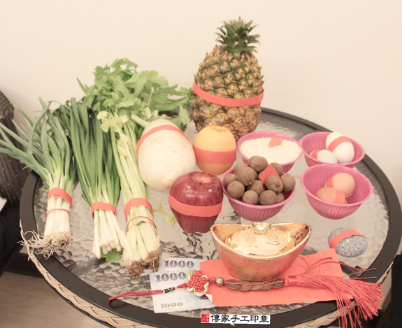 剃胎毛、滿月剃頭、嬰兒剃頭、嬰兒理髮、嬰兒剃髮、嬰兒剃胎毛、嬰兒滿月剃頭、寶寶剃頭、剃胎毛儀式、剃胎毛吉祥話、滿月剃頭儀式、滿月剃頭吉祥話、寶寶剃胎毛、寶寶滿月剃頭理髮、 新北永和區剃胎毛、新北永和區滿月剃頭、新北永和區嬰兒剃頭剃胎毛、新北永和區嬰兒理髮、新北永和區嬰兒剃髮、 黃寶寶(新北永和區嬰兒寶寶滿月剃頭理髮、免費嬰兒剃胎毛儀式吉祥話)。中國風會場，爸媽寶貝免費穿「日中韓」古裝禮服。專業拍照、DVD光碟、證書。★購買「臍帶章、肚臍章、胎毛筆刷印章」贈送：剃頭、收涎、抓周，三選一。2015.12.06 照片1