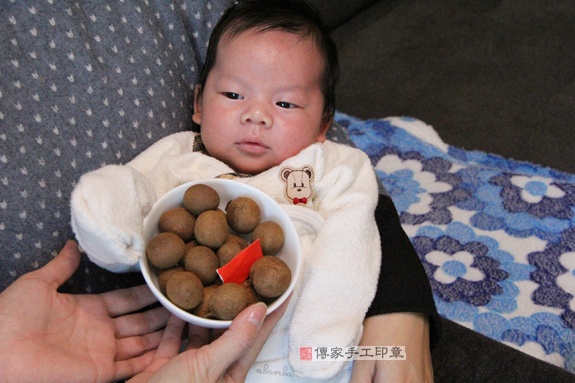 許寶寶(新北市板橋區到府嬰兒寶寶滿月剃頭理髮、免費到府嬰兒剃胎毛儀式吉祥話)。到府剃頭剃胎毛主持、專業拍照、DVD光碟、證書。★購買「臍帶章、肚臍章、胎毛筆刷印章」贈送：剃頭、收涎、抓周，三選一。2014.01.23 照片7