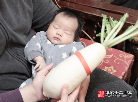 剃胎毛、滿月剃頭、嬰兒剃頭、嬰兒理髮、嬰兒剃髮、嬰兒剃胎毛、嬰兒滿月剃頭、寶寶剃頭、剃胎毛儀式、剃胎毛吉祥話、滿月剃頭儀式、滿月剃頭吉祥話、寶寶剃胎毛、寶寶滿月剃頭理髮、 新北新店區剃胎毛、新北新店區滿月剃頭、 新北新店區嬰兒剃頭剃胎毛、新北新店區嬰兒理髮、新北新店區嬰兒剃髮、謝寶寶(新北新店區到府嬰兒寶寶滿月剃頭理髮、免費到府嬰兒剃胎毛儀式吉祥話)。到府剃頭剃胎毛主持、專業拍照、DVD光碟、證書。★購買「臍帶章、肚臍章、胎毛筆刷印章」贈送：剃頭、收涎、抓周，三選一。2015.12.28 照片13