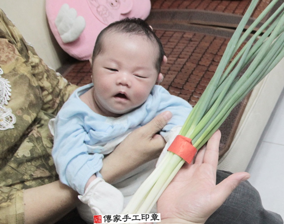 蔡寶寶(新北土城區到府嬰兒寶寶滿月剃頭理髮、免費到府嬰兒剃胎毛儀式吉祥話)。到府剃頭剃胎毛主持、專業拍照、DVD光碟、證書。★購買「臍帶章、肚臍章、胎毛筆刷印章」贈送：剃頭、收涎、抓周，三選一。2015.11.14 照片8